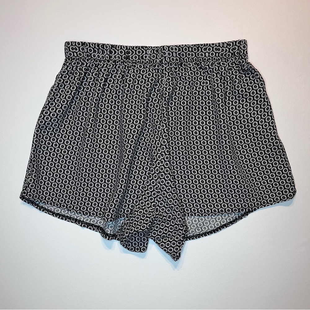 Brandy Melville Floral Print Lounge Shorts Daisy &  Black White Women’s One Size
